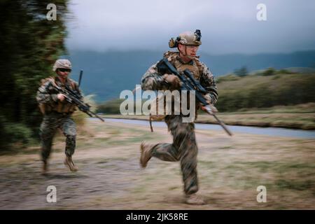 Hawaii, USA. 16.. Juli 2022. US-Marineinfanteristen mit 3. Bataillons, 4. Marine Regiment, bewegen sich während einer multinationalen Militäroperation auf urbanem Gelände (MOUT)-Ausbildung während des Rim of the Pacific (RIMPAC) 2022, Juli 16, zu ihrem Ziel. 26 Nationen, 38 Schiffe, vier U-Boote, mehr als 170 Flugzeuge und 25.000 Mitarbeiter nehmen vom 29. Juni bis zum 4. August an RIMPAC in und um die Hawaii-Inseln und Südkalifornien Teil. RIMPAC, die weltweit größte internationale maritime Übung, bietet eine einzigartige Ausbildungsmöglichkeit und fördert und pflegt dabei kooperative Beziehungen untereinander Stockfoto