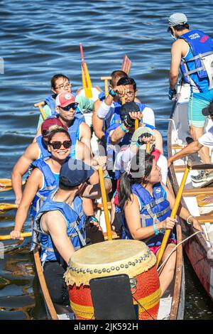 Queens, New York, USA. 30.. Juli 2022. Nach einer 2-jährigen Pause begann das Hong Kong Dragon Festival in NY (HKDBF NY) am Meadow Lake in Flushing Meadows Corona Park, Queens. Die zweitägige Veranstaltung feiert den 30.. Jahrestag der Veranstaltung sowie das Jahr des Tigers. (Bild: © Bianca Otero/ZUMA Press Wire) Stockfoto