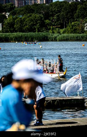Queens, New York, USA. 30.. Juli 2022. Nach einer 2-jährigen Pause begann das Hong Kong Dragon Festival in NY (HKDBF NY) am Meadow Lake in Flushing Meadows Corona Park, Queens. Die zweitägige Veranstaltung feiert den 30.. Jahrestag der Veranstaltung sowie das Jahr des Tigers. (Bild: © Bianca Otero/ZUMA Press Wire) Stockfoto