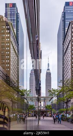 New York, NY/USA - 05-07-2016: Reflexion des Empire State Building auf dem Glasgebäude Stockfoto