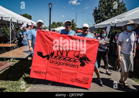 Queens, New York, USA. 30.. Juli 2022. Nach einer 2-jährigen Pause begann das Hong Kong Dragon Festival in NY (HKDBF NY) am Meadow Lake in Flushing Meadows Corona Park, Queens. Die zweitägige Veranstaltung feiert den 30.. Jahrestag der Veranstaltung sowie das Jahr des Tigers. (Bild: © Bianca Otero/ZUMA Press Wire) Stockfoto