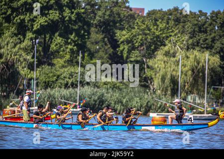 Queens, New York, USA. 30.. Juli 2022. Nach einer 2-jährigen Pause begann das Hong Kong Dragon Festival in NY (HKDBF NY) am Meadow Lake in Flushing Meadows Corona Park, Queens. Die zweitägige Veranstaltung feiert den 30.. Jahrestag der Veranstaltung sowie das Jahr des Tigers. (Bild: © Bianca Otero/ZUMA Press Wire) Stockfoto