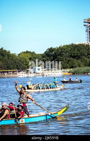 Queens, New York, USA. 30.. Juli 2022. Nach einer 2-jährigen Pause begann das Hong Kong Dragon Festival in NY (HKDBF NY) am Meadow Lake in Flushing Meadows Corona Park, Queens. Die zweitägige Veranstaltung feiert den 30.. Jahrestag der Veranstaltung sowie das Jahr des Tigers. (Bild: © Bianca Otero/ZUMA Press Wire) Stockfoto