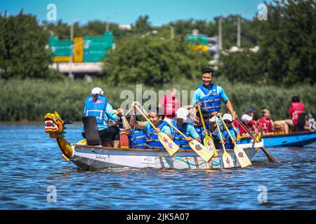 Queens, New York, USA. 30.. Juli 2022. Nach einer 2-jährigen Pause begann das Hong Kong Dragon Festival in NY (HKDBF NY) am Meadow Lake in Flushing Meadows Corona Park, Queens. Die zweitägige Veranstaltung feiert den 30.. Jahrestag der Veranstaltung sowie das Jahr des Tigers. (Bild: © Bianca Otero/ZUMA Press Wire) Stockfoto