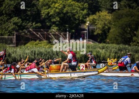 Queens, New York, USA. 30.. Juli 2022. Nach einer 2-jährigen Pause begann das Hong Kong Dragon Festival in NY (HKDBF NY) am Meadow Lake in Flushing Meadows Corona Park, Queens. Die zweitägige Veranstaltung feiert den 30.. Jahrestag der Veranstaltung sowie das Jahr des Tigers. (Bild: © Bianca Otero/ZUMA Press Wire) Stockfoto