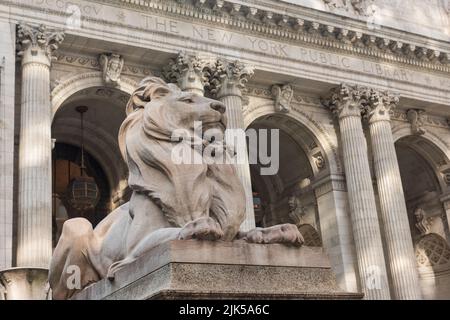 New York, NY/USA - 05-07-2016: Berühmte Marmorlöwen bewachen das Beaux-Arts-Gebäude an der Fifth Avenue und der 42. Street. Stockfoto