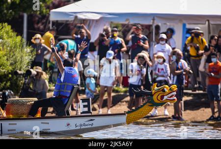 Queens, New York, USA. 30.. Juli 2022. Nach einer 2-jährigen Pause begann das Hong Kong Dragon Festival in NY (HKDBF NY) am Meadow Lake in Flushing Meadows Corona Park, Queens. Die zweitägige Veranstaltung feiert den 30.. Jahrestag der Veranstaltung sowie das Jahr des Tigers. (Bild: © Bianca Otero/ZUMA Press Wire) Stockfoto