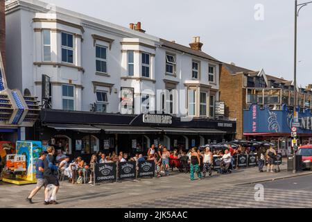 Chinnerys Pub an der Küste von Southend, Marine Parade Road mit Gästen im Biergarten vor dem Hotel. Stockfoto