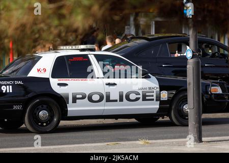 Ein alter Ford Crown Victoria K9 der Miami Beach Police auf einer englischen Straße Stockfoto