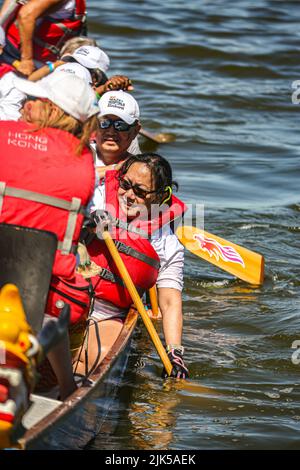 Queens, New York, USA. 30.. Juli 2022. Nach einer 2-jährigen Pause begann das Hong Kong Dragon Festival in NY (HKDBF NY) am Meadow Lake in Flushing Meadows Corona Park, Queens. Die zweitägige Veranstaltung feiert den 30.. Jahrestag der Veranstaltung sowie das Jahr des Tigers. (Bild: © Bianca Otero/ZUMA Press Wire) Stockfoto