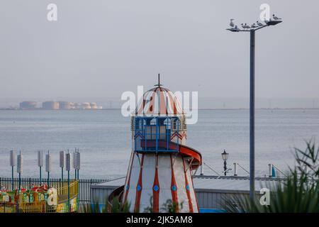 Der Helter Skelter Lighthouse Slip auf Adventure Island, Southend, mit Grain LNG Terminal Kent im Hintergrund, auf der anderen Seite der Themse Stockfoto