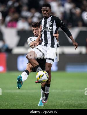 São PAULO, SP - 30.07.2022: CORINTHIANS X BOTAFOGO - Rafael Ramos und Jeffinho während des Spiels zwischen Corinthians und Botafogo in der Neo Química Arena in São Paulo, SP. Das Spiel gilt für die 20. Runde der Brasileirão 2022. (Foto: Marco Galvão/Fotoarena) Stockfoto