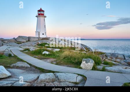 Foto des legendären Peggy's Cove Leuchtturms, aufgenommen bei Sonnenaufgang an einem schönen Sommermorgen. Stockfoto