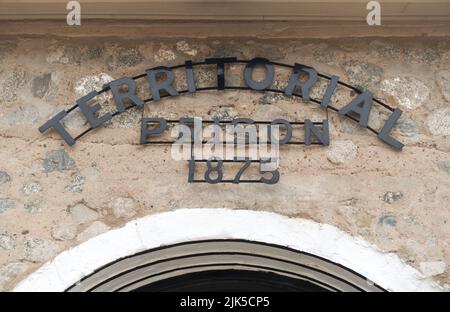 Altes Steinmauer-Textschild über dem Eingangstor zum berühmten Yuma Territorial Prison Arizona USA State Historic Park Stockfoto