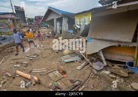 Parigi Moutong, Indonesien. 29.. Juli 2022. Die Gemeinde von Torue in Parigi Moutong Regency, Zentral-Sulawesi, Indonesien, versucht Gegenstände zu finden, die noch aus einem Hausgebäude gerettet werden konnten, das aufgrund der Sturzflut, die das Dorf am 28. Juli 2022 heimgesucht hatte, mit Schlamm begraben wurde. Nach Angaben des Joint SAR-Teams waren 3 Menschen gestorben und vier Bewohner wurden immer noch vermisst. (Foto: Wahono/Pacific Press/Sipa USA) Quelle: SIPA USA/Alamy Live News Stockfoto