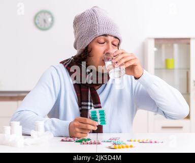 Junger Mann Leiden von der Grippe zu Hause Stockfoto