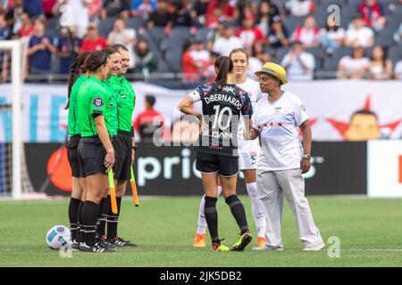 Chicagos Bürgermeister Lori Lightfoot begrüßt Vanessa DiBernardo (10 Chicago Red Stars) vor dem NWSL-Fußballspiel zwischen den Chicago Red Stars und dem San Diego Wave FC am Samstag, den 30. Juli 2022 im Soldier Field, Chicago USA. (KEINE KOMMERZIELLE NUTZUNG). (Foto: Shaina Benhiyoun/Sports Press Photo/C - EINE STUNDE DEADLINE - NUR FTP AKTIVIEREN, WENN BILDER WENIGER ALS EINE STUNDE ALT sind - Alamy) Stockfoto