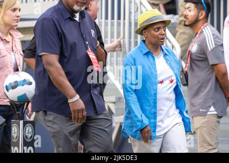 Chicagos Bürgermeister Lori Lightfoot nimmt am Samstag, dem 30. Juli 2022, am NWSL-Fußballspiel zwischen den Chicago Red Stars und dem San Diego Wave FC im Soldier Field, Chicago, USA, Teil. (KEINE KOMMERZIELLE NUTZUNG). (Foto: Shaina Benhiyoun/Sports Press Photo/C - EINE STUNDE DEADLINE - NUR FTP AKTIVIEREN, WENN BILDER WENIGER ALS EINE STUNDE ALT sind - Alamy) Stockfoto