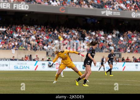 Alyssa Naeher (1 Chicago Red Stars) wirft den Ball während des NWSL-Fußballspiels zwischen den Chicago Red Stars und dem San Diego Wave FC am Samstag, den 30. Juli 2022 im Soldier Field, Chicago USA. (KEINE KOMMERZIELLE NUTZUNG). (Foto: Shaina Benhiyoun/Sports Press Photo/C - EINE STUNDE DEADLINE - NUR FTP AKTIVIEREN, WENN BILDER WENIGER ALS EINE STUNDE ALT sind - Alamy) Stockfoto