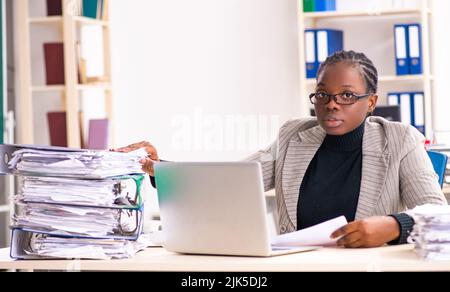 Schwarze weibliche Mitarbeiter mit übermäßiger Arbeit unzufrieden Stockfoto