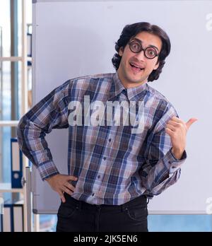 Lustige männliche Lehrer vor der Tafel Stockfoto