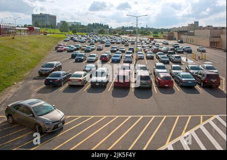 Überblick über einen praktisch vollen Parkplatz in einem Einkaufszentrum. Stockfoto