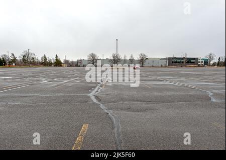 Der Parkplatz wurde leer gelassen, da die Mitarbeiter während der Covid 19 aufgefordert werden, von zu Hause aus zu arbeiten. Stockfoto