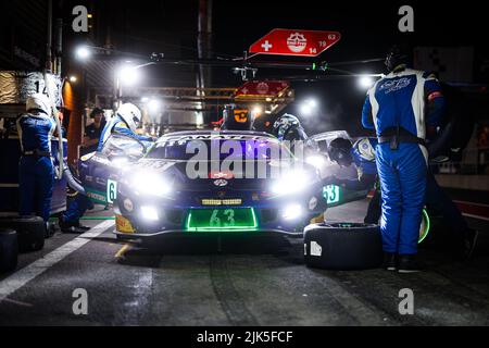 63 Emil Frey Racing, Lamborghini Huracan GT3 Evo von Jack AITKEN, Albert COSTA, Mirko BORTOLOTTI, in Aktion Pitstop während der TotalEnergies 24 Stunden von Spa 2022, 7. Runde der Fanatec GT World Challenge Europe 2022 Powered by AWS, vom 27. Bis 31. Juli 2021 auf dem Circuit de Spa-Francorchamps, In Stavelot, Belgien - Foto Florent Gooden / DPPI Stockfoto