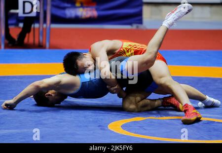 Bukarest, Rumänien. 30.. Juli 2022. Cao Liguo (R) aus China tritt beim internationalen Wrestlingturnier in der Polivalenta Hall in Bukarest, der Hauptstadt Rumäniens, am 30. Juli 2022 beim Greco-Roman-Endspiel der Männer 60kg mit Aidos Sultangali aus Kasachstan an. Quelle: Cristian Cristel/Xinhua/Alamy Live News Stockfoto