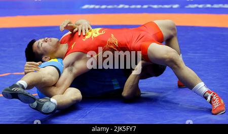 Bukarest, Rumänien. 30.. Juli 2022. Zou Wanhao (TOP) aus China tritt beim internationalen Wrestlingturnier in der Polivalenta Hall in Bukarest, der Hauptstadt Rumäniens, am 30. Juli 2022 mit Abzal Okenov aus Kasachstan beim Freestyle-Finale der Männer 57kg an. Quelle: Cristian Cristel/Xinhua/Alamy Live News Stockfoto