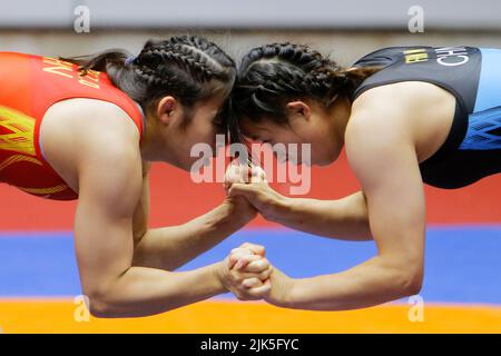 Bukarest, Rumänien. 30.. Juli 2022. Feng Ziqi (L) aus China konkurriert mit Fan Meng aus China beim Freestyle-Finalspiel der Frauen 50kg beim internationalen Wrestlingturnier in der Polivalenta Hall in Bukarest, der Hauptstadt Rumäniens, am 30. Juli 2022. Quelle: Cristian Cristel/Xinhua/Alamy Live News Stockfoto