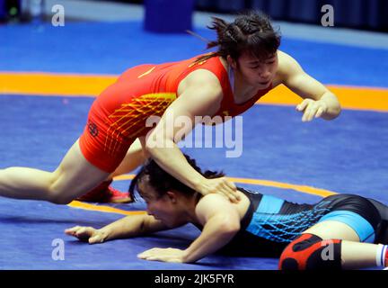 Bukarest, Rumänien. 30.. Juli 2022. Feng Ziqi (L) aus China konkurriert mit Fan Meng aus China beim Freestyle-Finalspiel der Frauen 50kg beim internationalen Wrestlingturnier in der Polivalenta Hall in Bukarest, der Hauptstadt Rumäniens, am 30. Juli 2022. Quelle: Cristian Cristel/Xinhua/Alamy Live News Stockfoto