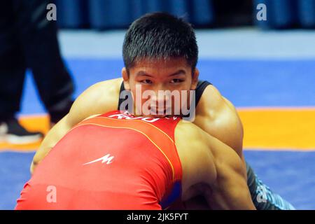 Bukarest, Rumänien. 30.. Juli 2022. Liu Minghu (TOP) aus China tritt beim internationalen Wrestling-Turnier in der Polivalenta Hall in Bukarest, der Hauptstadt Rumäniens, am 30. Juli 2022 beim Männer-Freestyle-Bronzemedaillenspiel 61kg mit Nikolai Ochlopkov aus Rumänien an. Quelle: Cristian Cristel/Xinhua/Alamy Live News Stockfoto