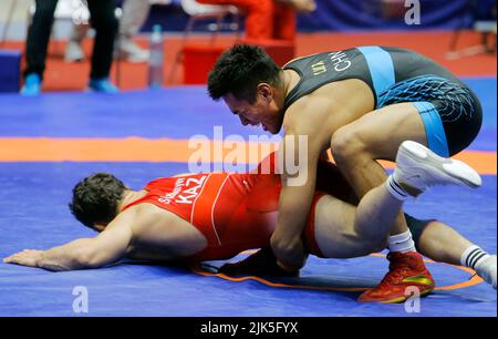 Bukarest, Rumänien. 30.. Juli 2022. Liu Rui (R) aus China tritt beim internationalen Wrestlingturnier in der Polivalenta Hall in Bukarest, der Hauptstadt Rumäniens, am 30. Juli 2022 mit dem kasachischen Tamerlan Shardukayev beim Greco-Roman-Endspiel 77kg der Männer an. Quelle: Cristian Cristel/Xinhua/Alamy Live News Stockfoto