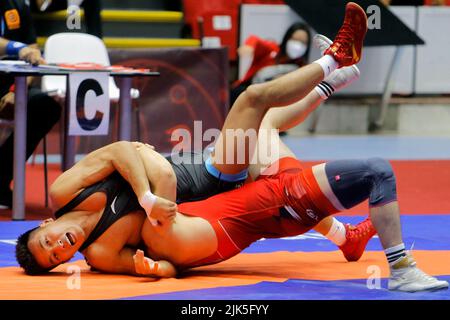 Bukarest, Rumänien. 30.. Juli 2022. Liu Rui (Spitze) aus China tritt beim internationalen Wrestlingturnier in der Polivalenta Hall in Bukarest, der Hauptstadt Rumäniens, am 30. Juli 2022 mit dem kasachischen Tamerlan Shardukayev beim Greco-Roman-Endspiel 77kg der Männer an. Quelle: Cristian Cristel/Xinhua/Alamy Live News Stockfoto