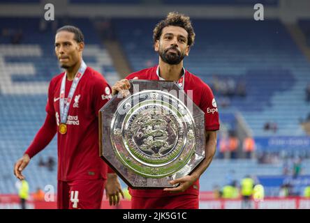 Leicester. 31.. Juli 2022. Mohamed Salah aus Liverpool feiert die Trophäe nach dem Spiel des englischen Community Shield zwischen Liverpool und Manchester City in Leicester, Großbritannien, am 30. Juli 2022. Quelle: Xinhua/Alamy Live News Stockfoto