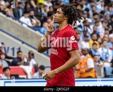 Leicester. 31.. Juli 2022. Liverpools Trent Alexander-Arnold feiert den Torreigen während des englischen Community Shield-Spiels zwischen Liverpool und Manchester City in Leicester, Großbritannien, am 30. Juli 2022. Quelle: Xinhua/Alamy Live News Stockfoto