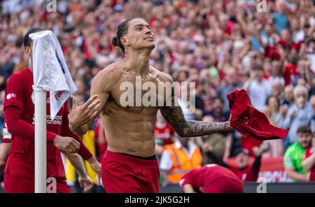 Leicester. 31.. Juli 2022. Liverpools Darwin Nunez (R) feiert am 30. Juli 2022 nach dem Treffer beim Spiel „English Community Shield“ zwischen Liverpool und Manchester City in Leicester, Großbritannien. Quelle: Xinhua/Alamy Live News Stockfoto