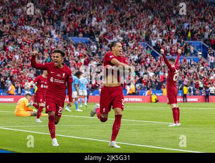 Leicester. 31.. Juli 2022. Liverpools Darwin Nunez (C) feiert das Spiel nach dem Treffer beim englischen Community Shield-Spiel zwischen Liverpool und Manchester City in Leicester, Großbritannien, am 30. Juli 2022. Quelle: Xinhua/Alamy Live News Stockfoto