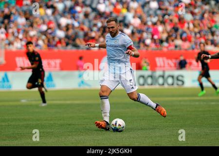 Chicago, USA, 30. Juli 2022. Rafael Czichos (5) von Chicago Fire FC, Major League Soccer (MLS), spielt den Ball gegen den Atlanta United FC im Soldier Field in Chicago, IL, USA. Kredit: Tony Gadomski / All Sport Imaging / Alamy Live Nachrichten Stockfoto