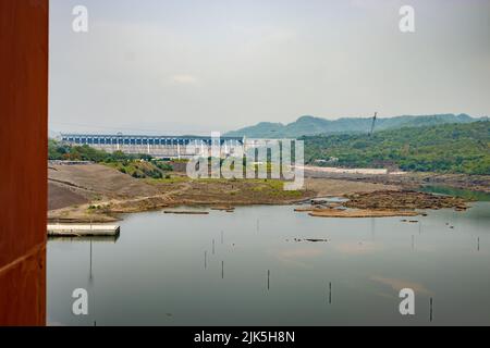 Die Staumauer von der Bergspitze am Morgen aus dem flachen Winkel am sardar sarovar Damm vadodra gujrat india am 10 2022. Juli aufgenommen. Stockfoto