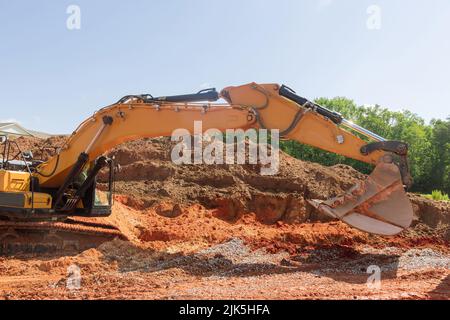 Ein Bagger, der bei der Verbesserung des Territoriums für Erdarbeiten verwendet wurde Stockfoto