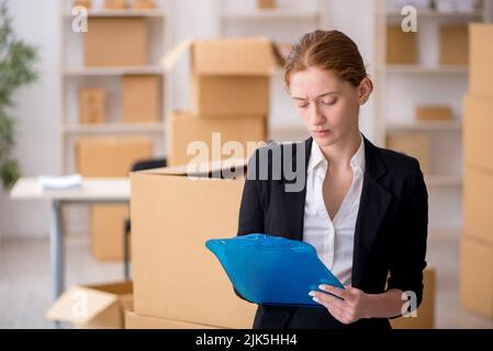 Weibliche professionelle Mover tun zu Hause Umzug Stockfoto