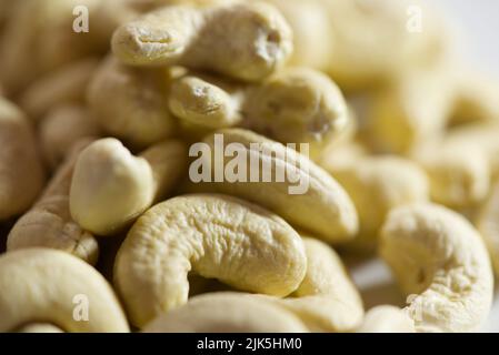 Cashewnüsse roh. Makrofotografie. Nahaufnahme. Stockfoto
