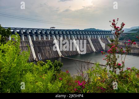 Die Staumauer von der Bergspitze am Morgen aus dem flachen Winkel am sardar sarovar Damm vadodra gujrat india am 10 2022. Juli aufgenommen. Stockfoto