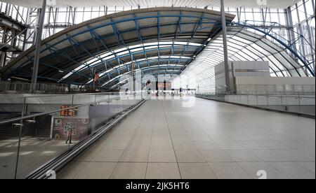 London, Großbritannien. 30.. Juli 2022. Das Foto vom 30. Juli 2022 zeigt eine Ansicht der leeren Waterloo Station in London, Großbritannien. Rund 5.000 Zugführer in Großbritannien traten am Samstag im Rahmen einer Kampagne für höhere Löhne in den Streik, nachdem die Inflationsrate des Landes den höchsten seit 40 Jahren erreicht hatte. Kredit: Li Ying/Xinhua/Alamy Live Nachrichten Stockfoto