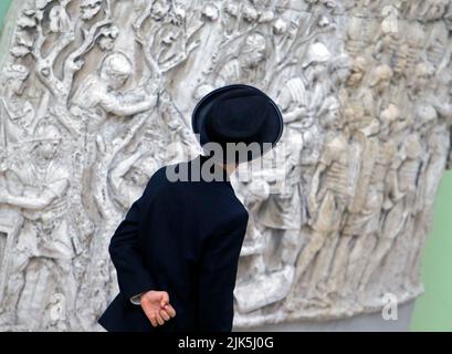 Bukarest, Rumänien. 30.. Juli 2022. Ein Kind sieht sich während einer Führung durch das Nationale Geschichtsmuseum in Bukarest, Rumänien, am 30. Juli 2022 ein Nachbaufragment der Traian-Säule aus Rom an. Quelle: Cristian Cristel/Xinhua/Alamy Live News Stockfoto