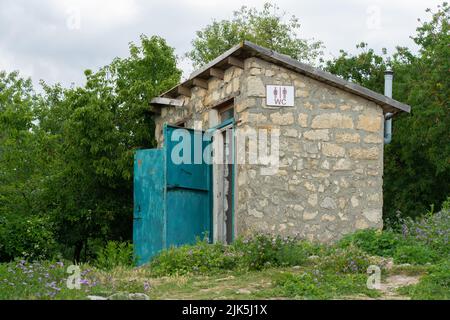 Schild Herz Stein Tür Toilette alten Outdoor Holz Nebengebäude, von latrine Design von sonnig für Hygiene Textur, Fenster Geschichte. Ökologisch Stockfoto