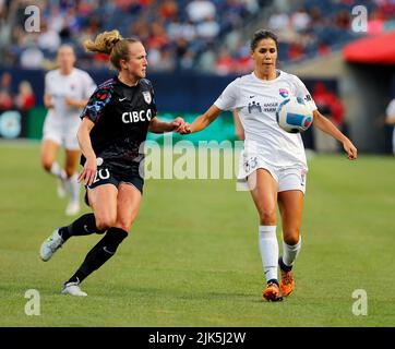 Chicago, USA, 30. Juli 2022. National Women's Soccer League (NWSL) Zoe Morse (20) von Chicago Red Star geht gegen Katie Johnson (33) der San Diego Wave im Soldier Field in Chicago, IL, USA, den Ball. Kredit: Tony Gadomski / All Sport Imaging / Alamy Live Nachrichten Stockfoto