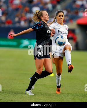 Chicago, USA, 30. Juli 2022. National Women's Soccer League (NWSL) Zoe Morse (20) von Chicago Red Star kämpft im Soldier Field in Chicago, IL, USA, um den Ball gegen Katie Johnson (33) der San Diego Wave. Kredit: Tony Gadomski / All Sport Imaging / Alamy Live Nachrichten Stockfoto